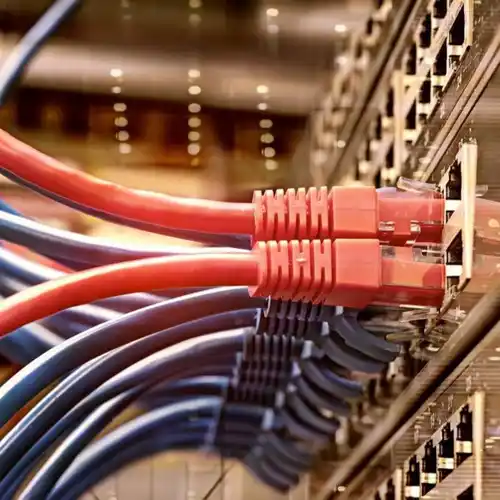 Een ervaren netwerkbeheerder voert professioneel zakelijk internet uit